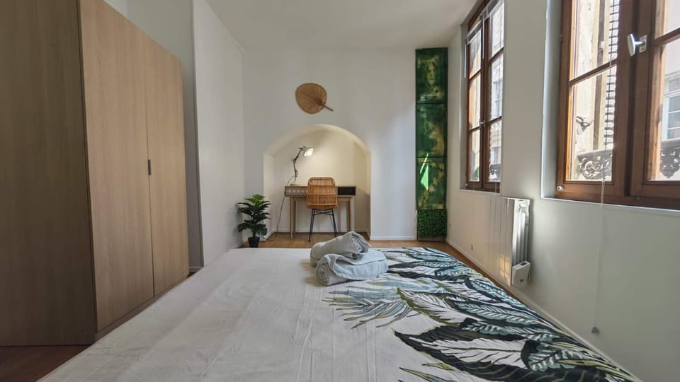 Bed, Seating area, Bedroom