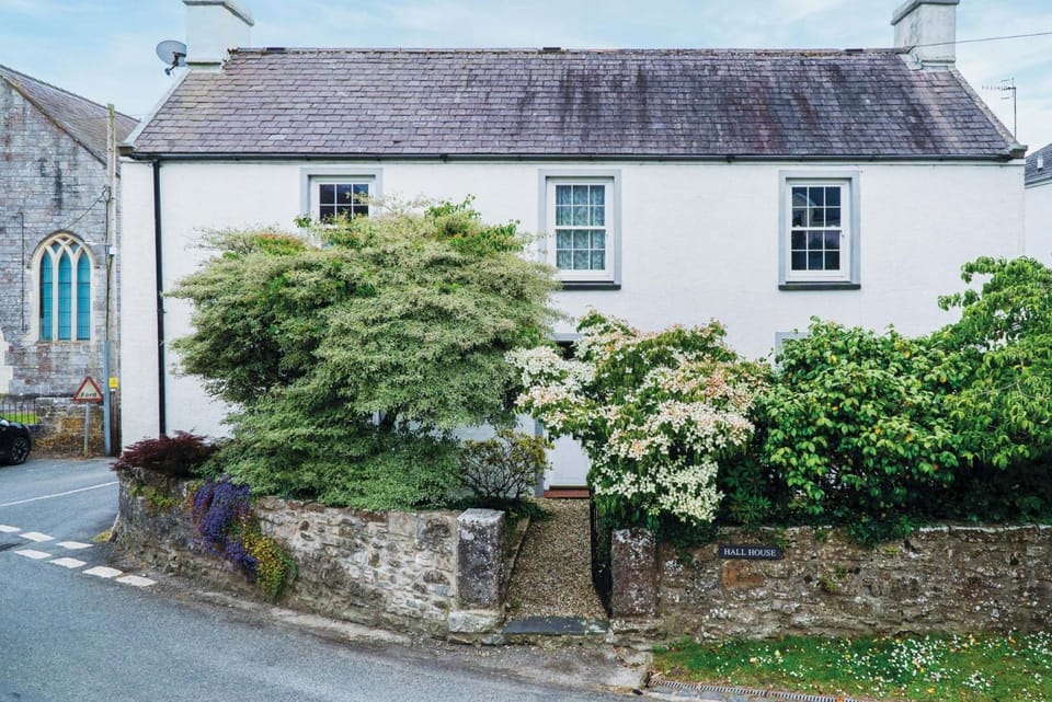 Property building, Garden, Location