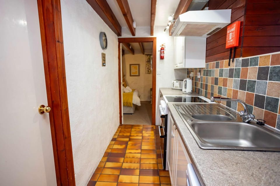 Kitchen or kitchenette, pet friendly, stove