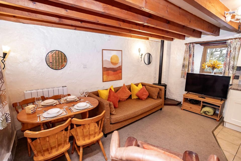Communal lounge/ TV room, TV and multimedia, Living room, Seating area, Dining area