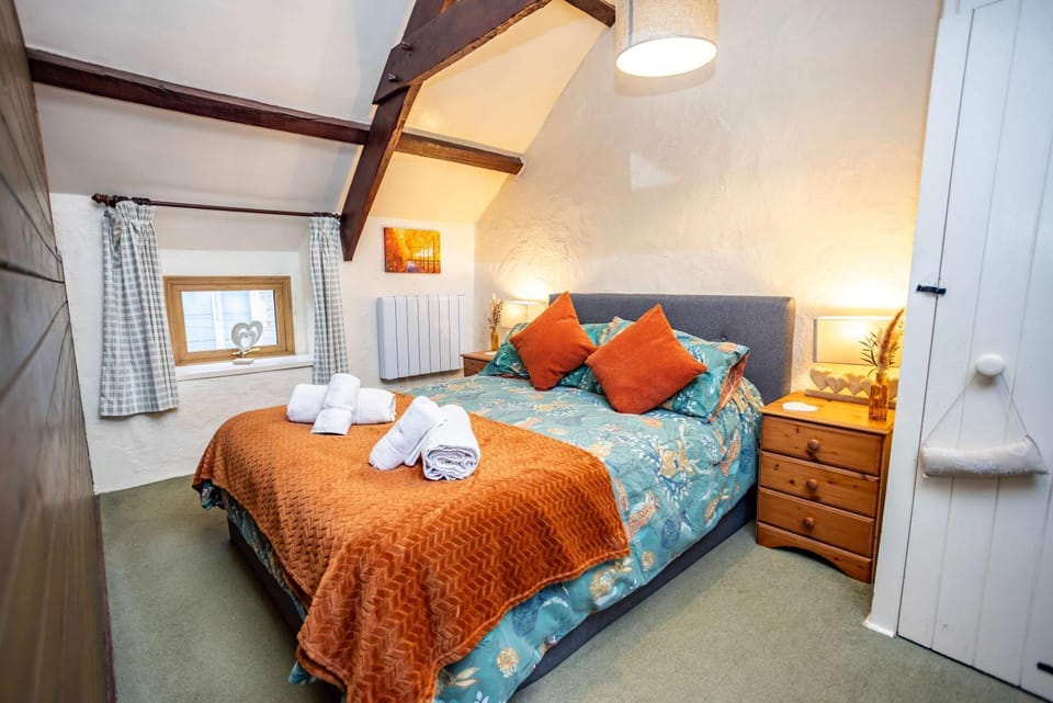 Bed, Bedroom, towels