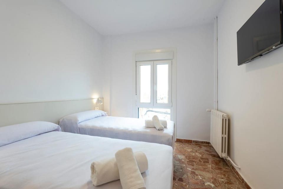 Bed, TV and multimedia, Photo of the whole room, Bedroom