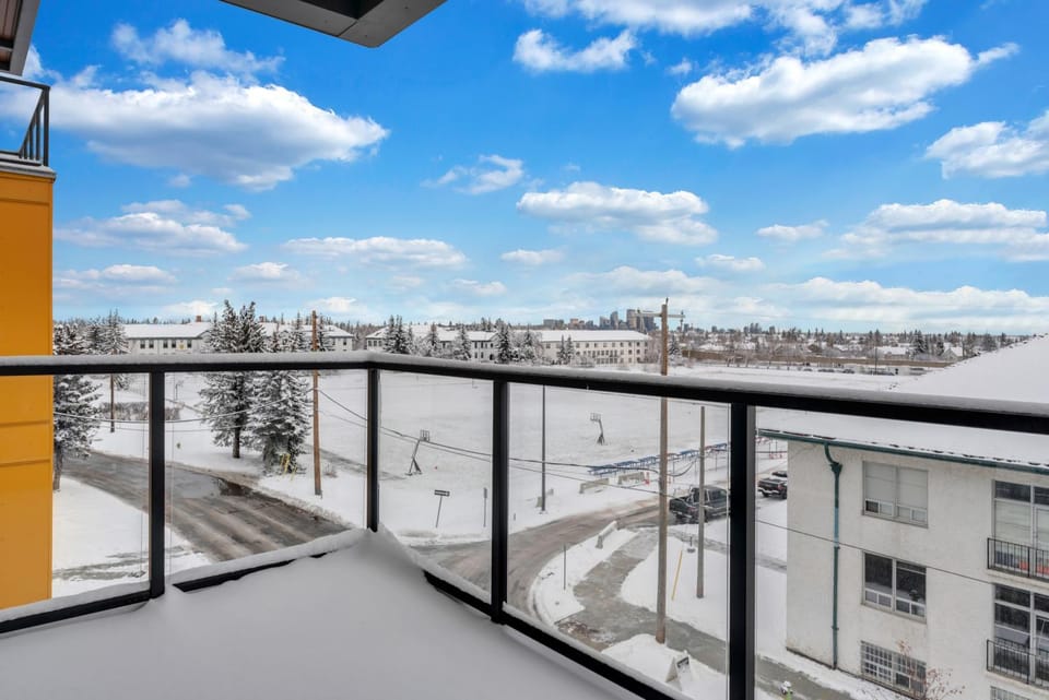 Bright Condo with Balcony & Free Parking Apartment in Calgary