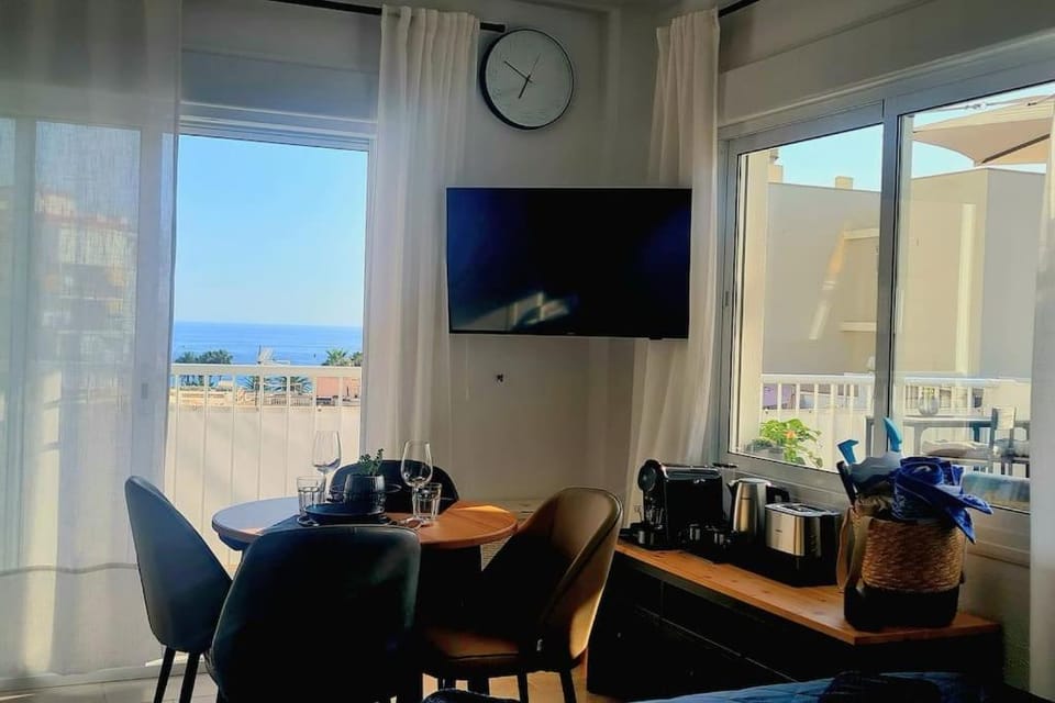 TV and multimedia, Coffee/tea facilities, Dining area, Sea view