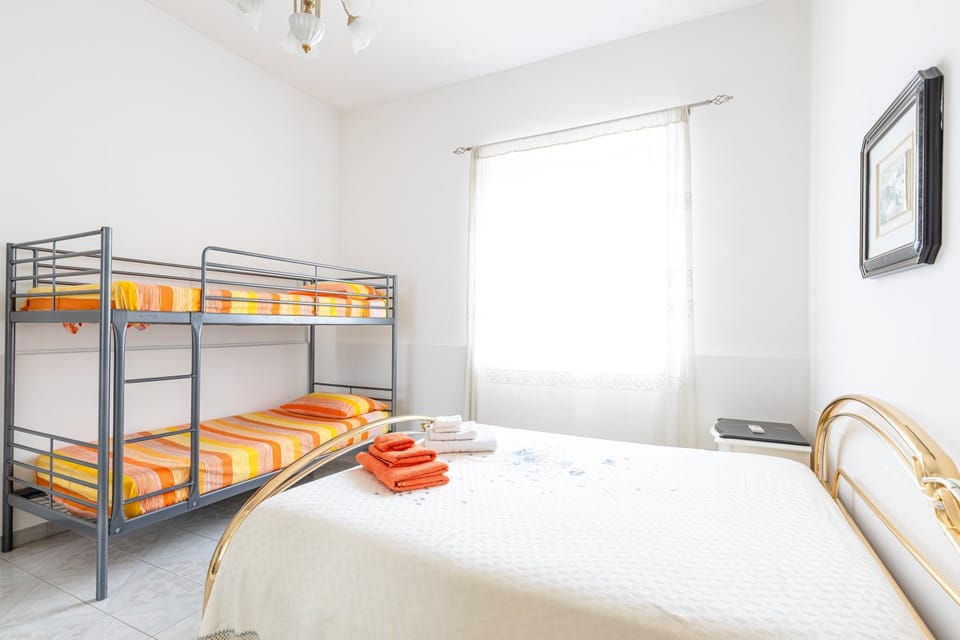 Bed, Photo of the whole room, bunk bed, towels