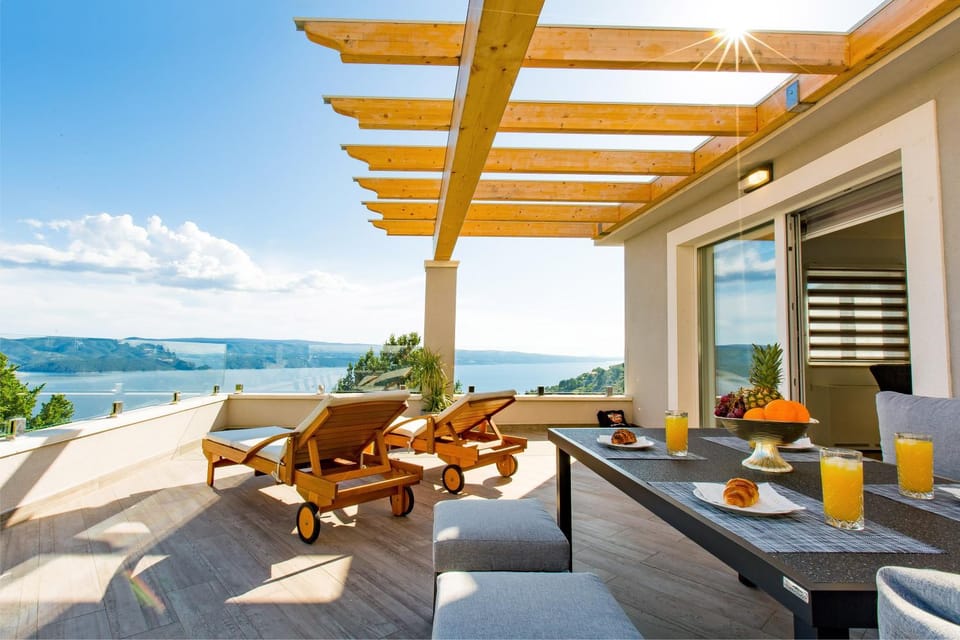 Day, Natural landscape, View (from property/room), Balcony/Terrace, Seating area, Dining area, Mountain view, Sea view