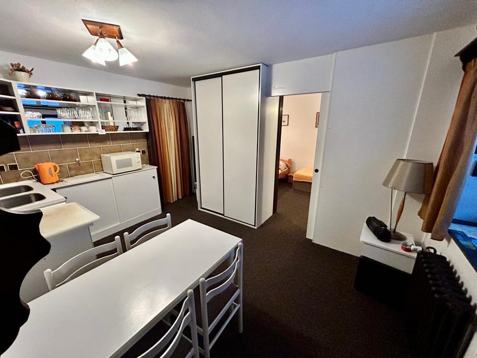 Kitchen or kitchenette, Dining area