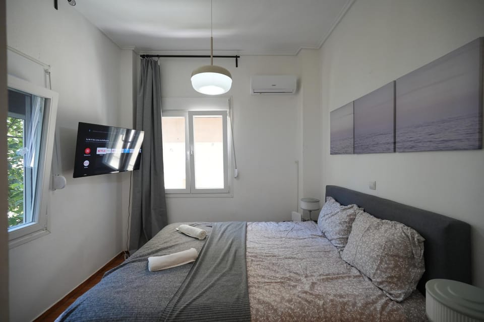 Bed, TV and multimedia, Photo of the whole room, air conditioner