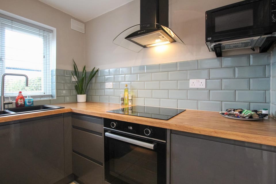 Coffee/tea facilities, Kitchen or kitchenette, microwave, oven, pet friendly, stove