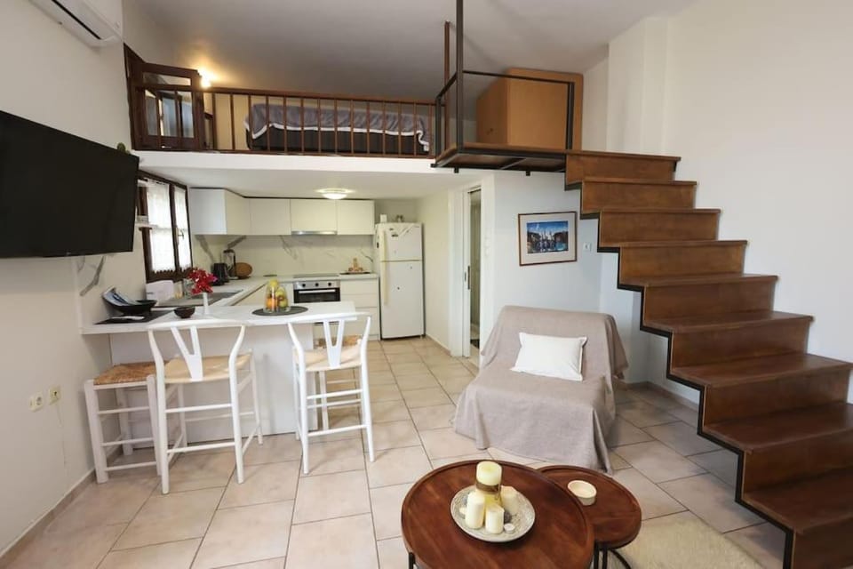 Efi Cozy Loft with Courtyard in Central Ermoupoli Apartment in Decentralized Administration of the Aegean