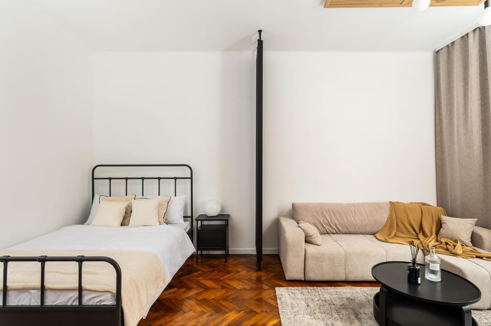 Bed, Living room, Photo of the whole room, Seating area