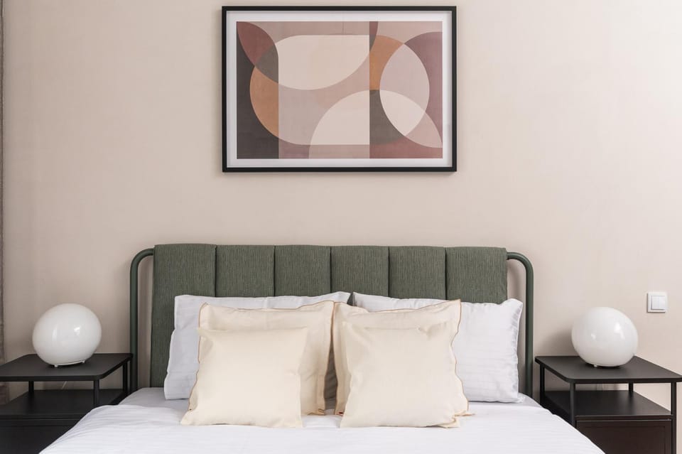 Bed, Photo of the whole room, Seating area, Bedroom