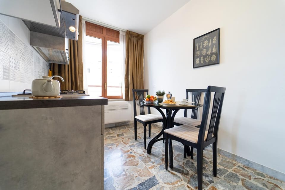 Kitchen or kitchenette, Dining area