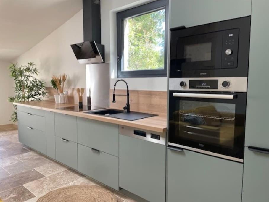 Coffee/tea facilities, dishwasher, oven, stove, toaster