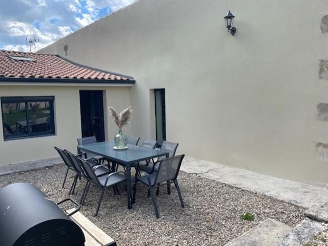 Property building, Patio, Dining area