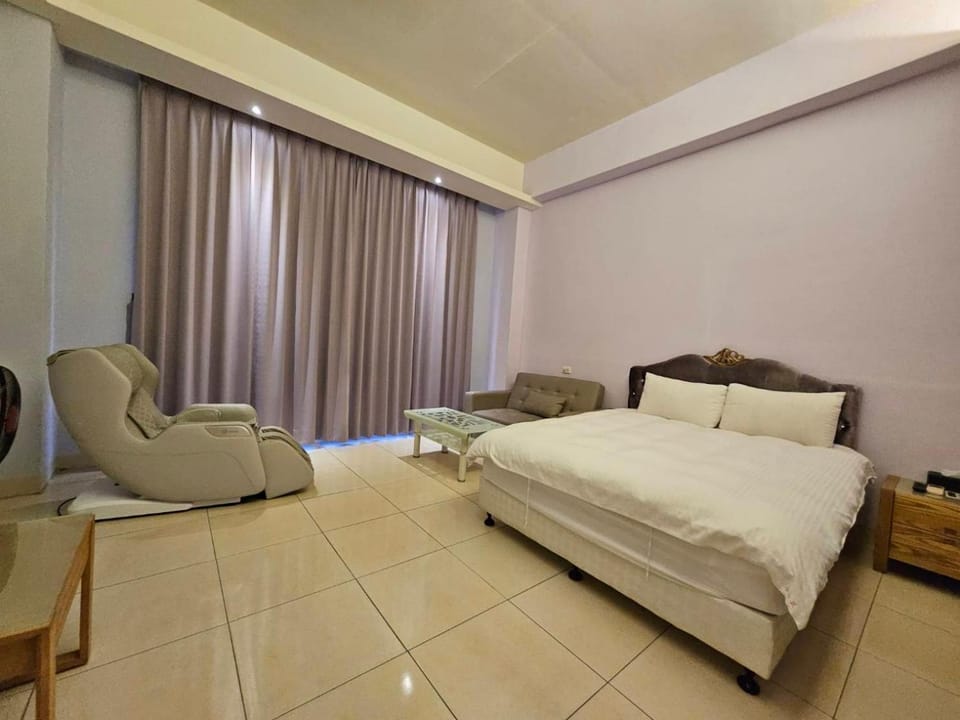 站前小松鼠電梯車位民宿-豪華雙人全新升級 Vacation rental in Taiwan, Province of China
