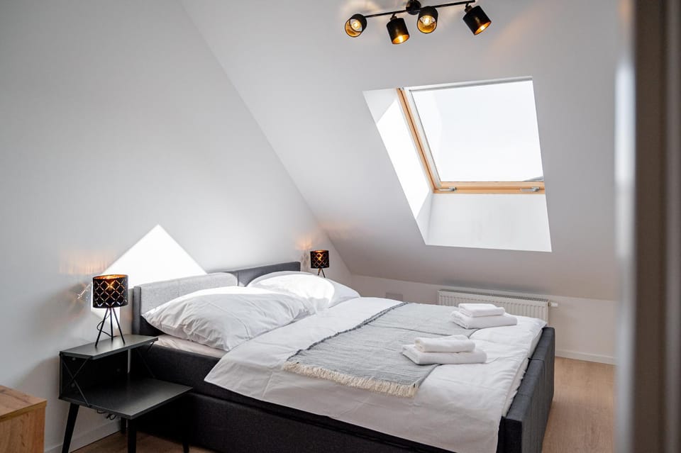 Bed, Photo of the whole room, Bedroom, towels