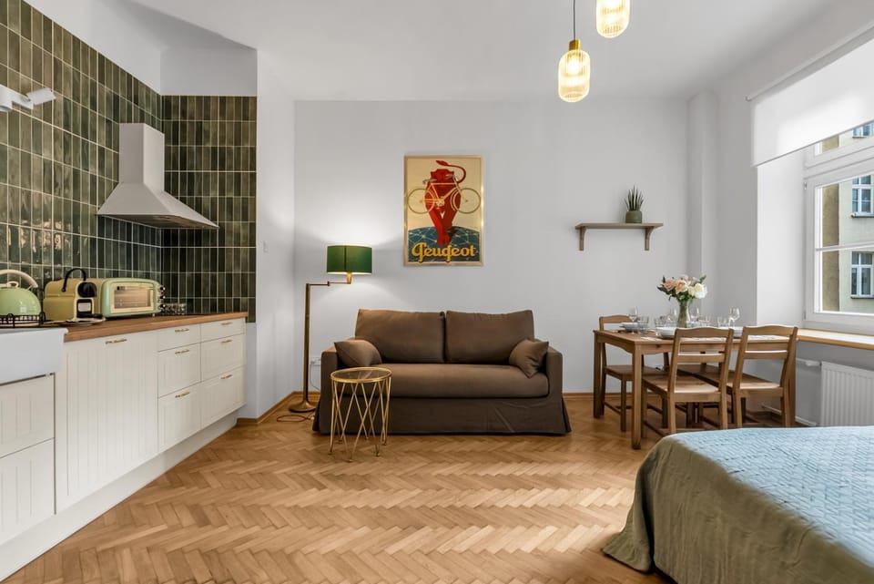 Kitchen or kitchenette, Living room, Seating area, Dining area