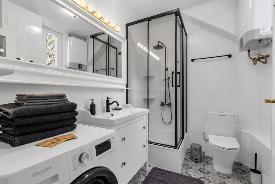 Shower, Toilet, Bathroom, towels, washing machine