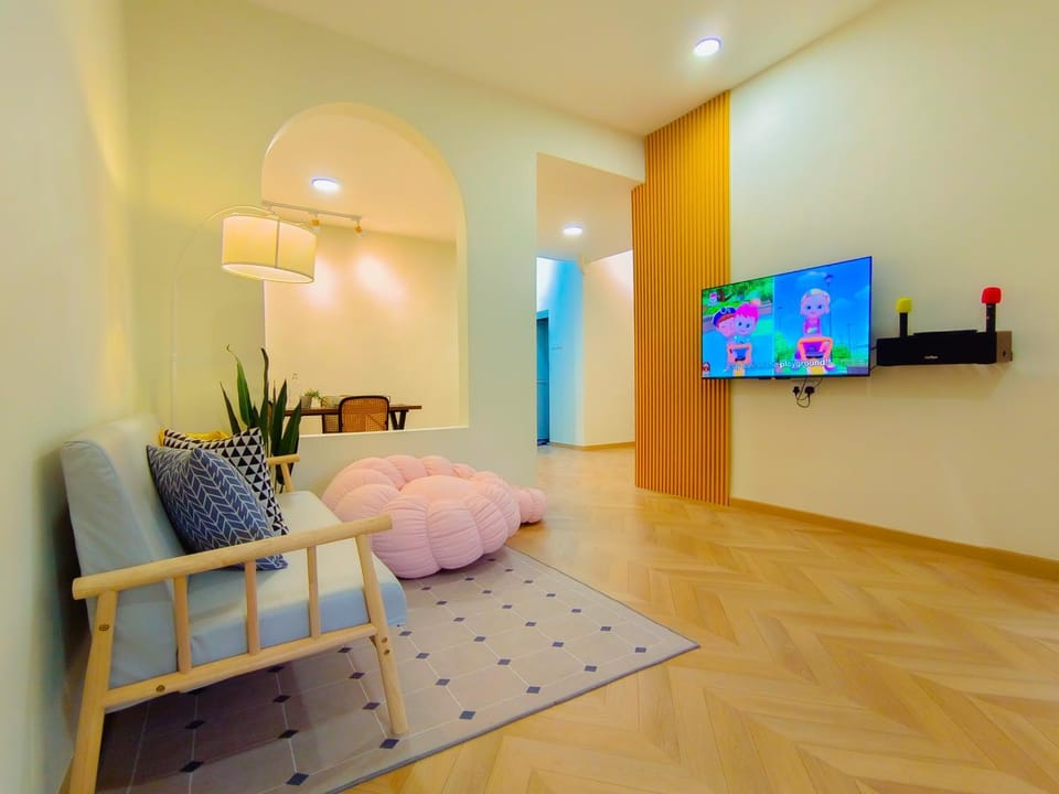 Communal lounge/ TV room, TV and multimedia, Living room, Seating area, Evening entertainment