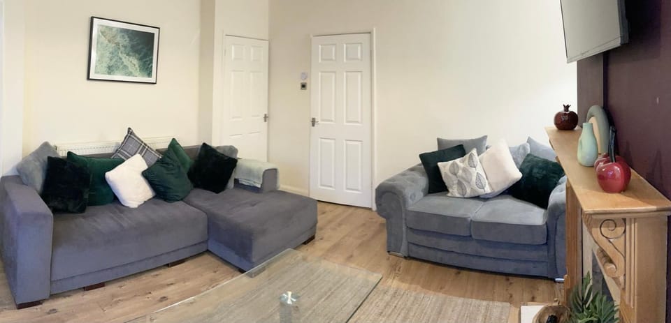 Long Eaton house sleeps 6 & double sofabed House in England