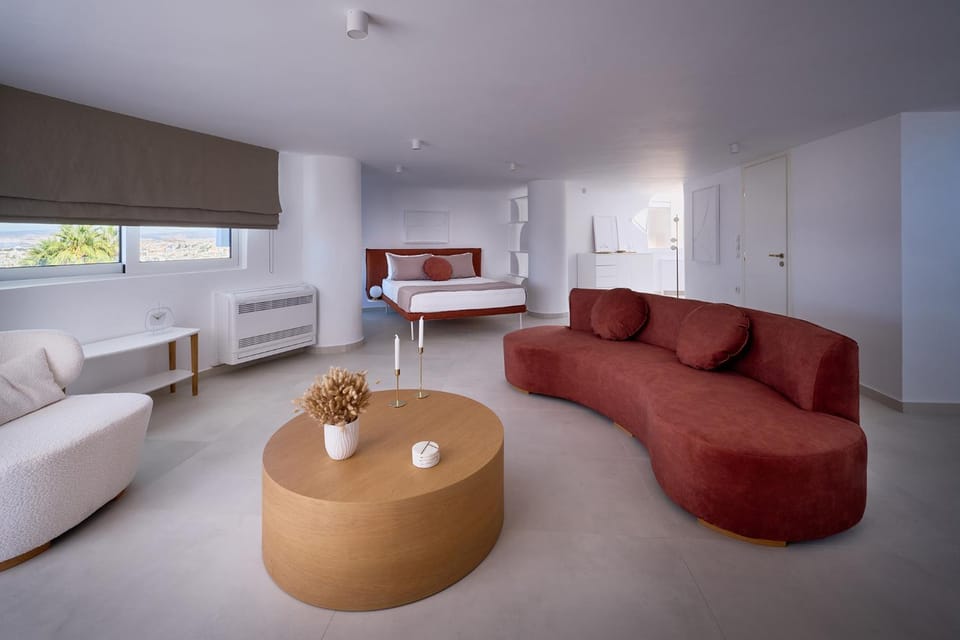 Bed, Living room, Photo of the whole room, Seating area
