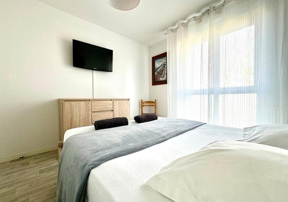 Bed, TV and multimedia, Photo of the whole room, Bedroom
