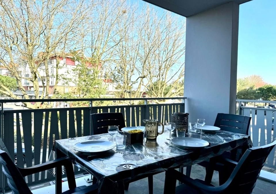 View (from property/room), Balcony/Terrace, Dining area
