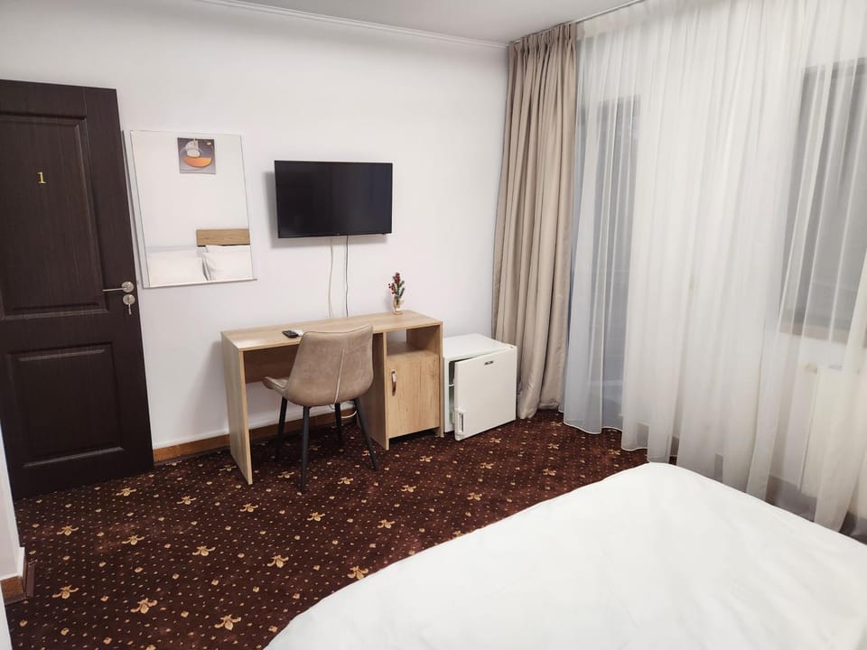 Bed, TV and multimedia, Photo of the whole room