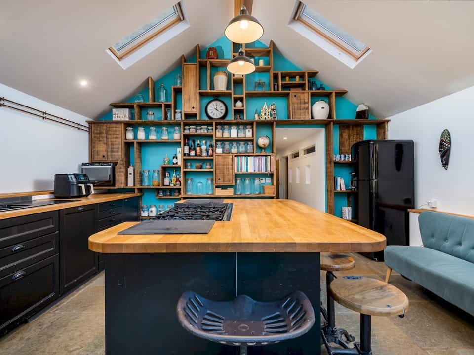 Coffee/tea facilities, Kitchen or kitchenette, oven, stove, toaster