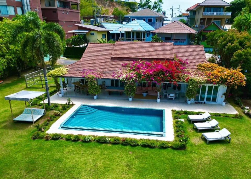 Property building, Swimming pool, sunbed