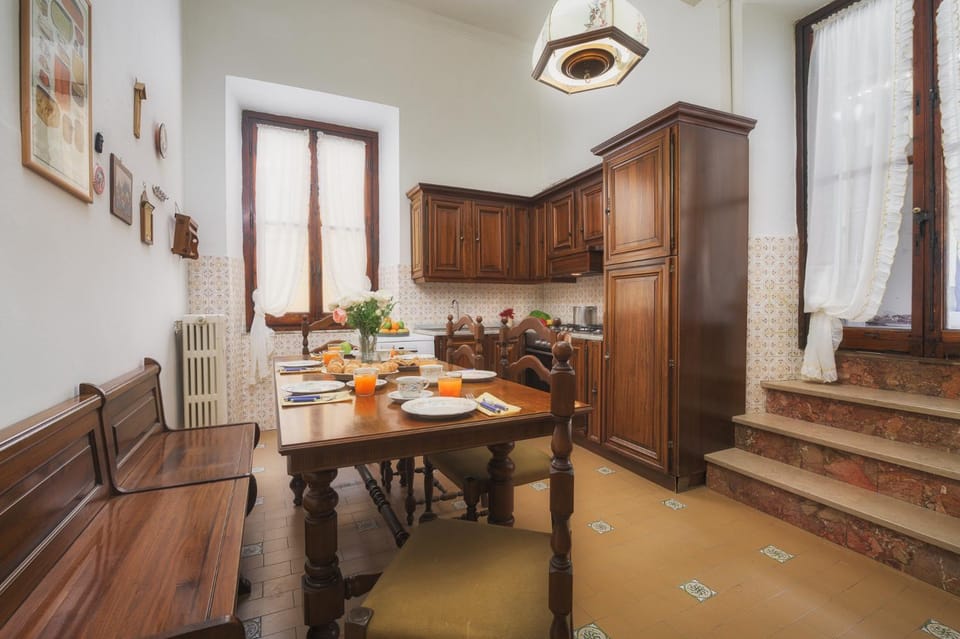 Kitchen or kitchenette, Dining area, stove