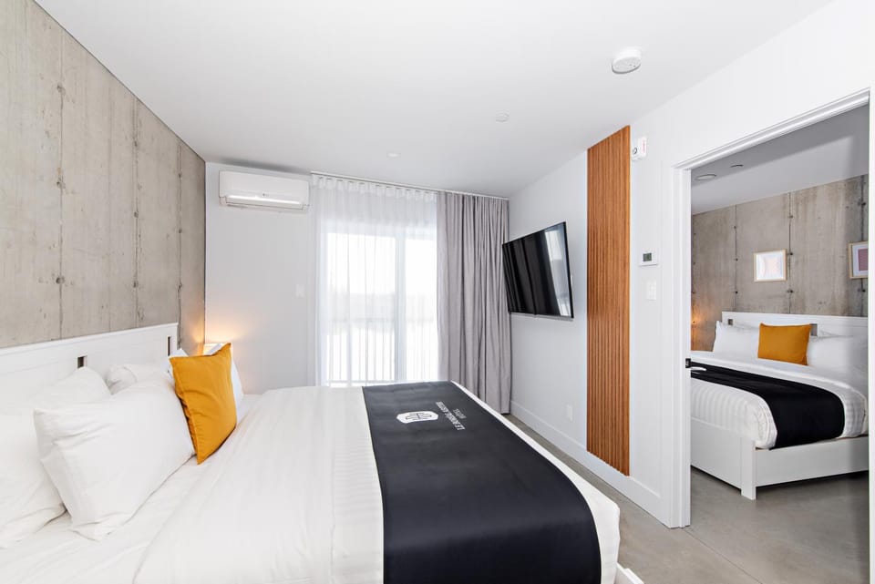 Bed, TV and multimedia, Bedroom