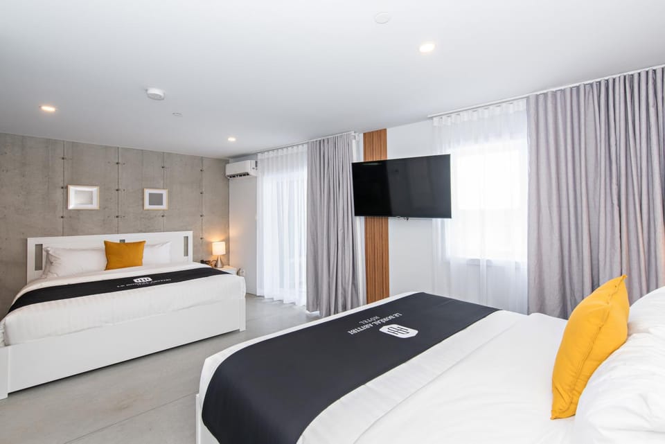 Bed, TV and multimedia, Bedroom