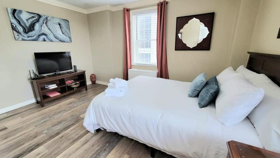Bed, TV and multimedia, Bedroom