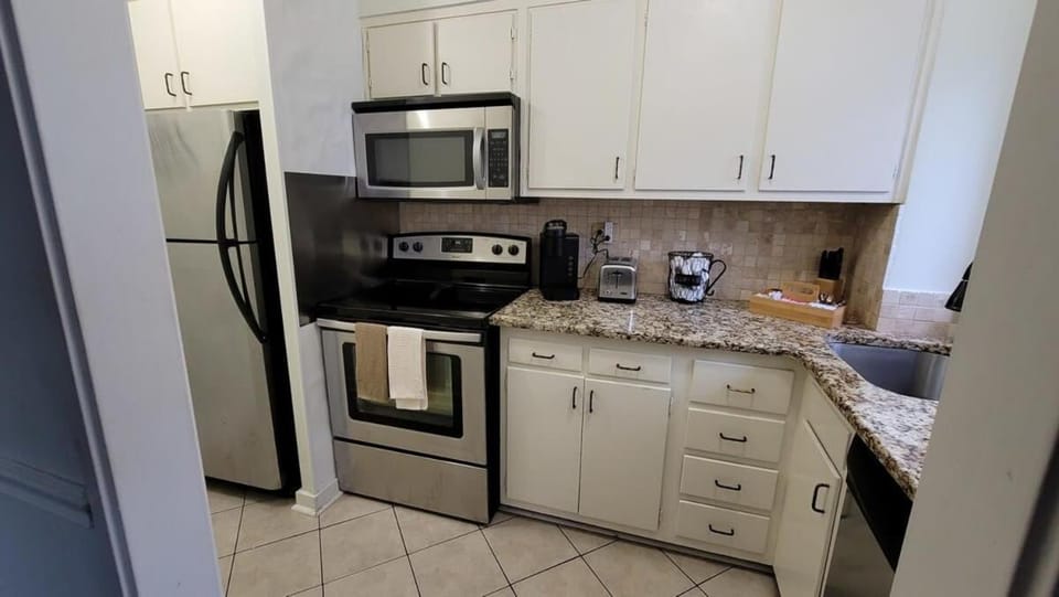 Coffee/tea facilities, Kitchen or kitchenette, oven, stove, toaster