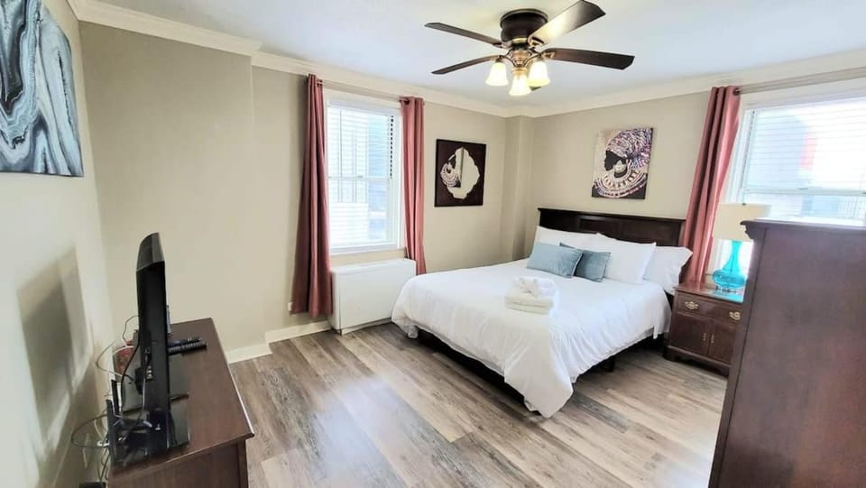 Bed, TV and multimedia, Photo of the whole room, Bedroom
