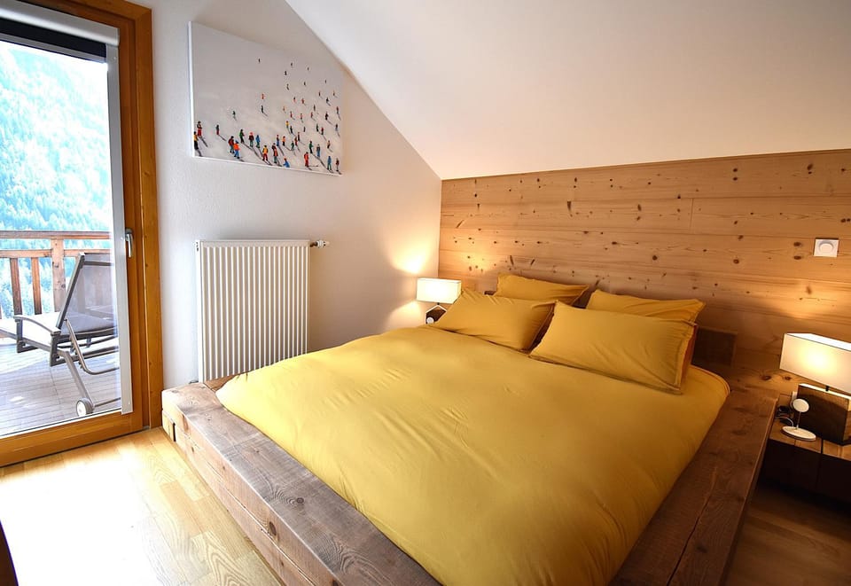 Bed, Living room, Photo of the whole room, Bedroom