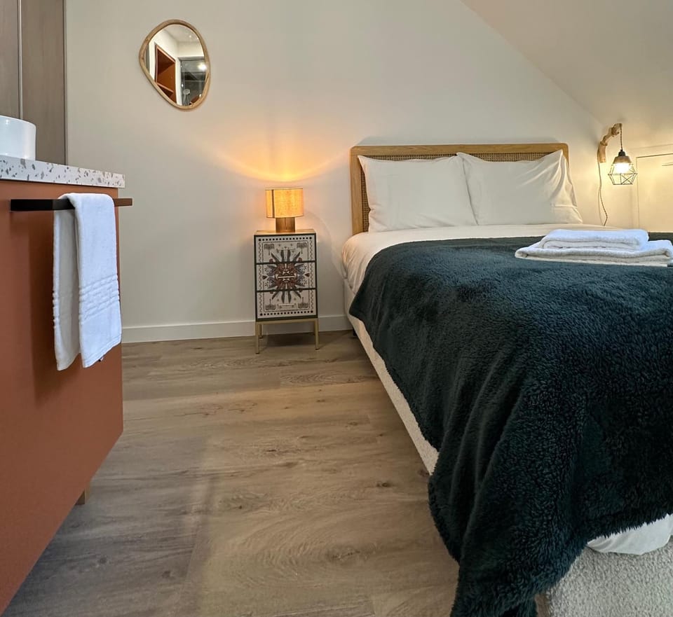 Bed, Bathroom, Photo of the whole room, Bedroom, towels