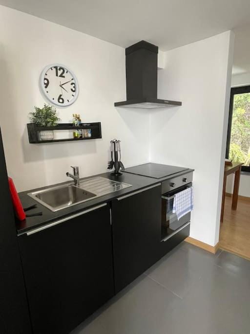 Sky T2, Vista Mar e Piscina em Varadouro, Faial Apartment in Azores District
