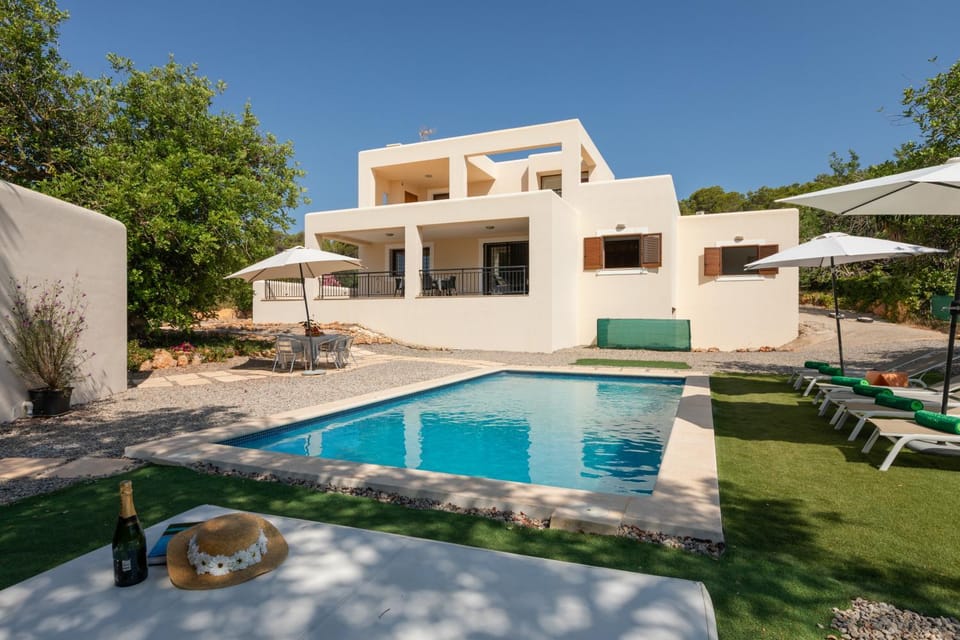 Property building, Patio, Day, Garden, Garden view, Pool view, Swimming pool, sunbed