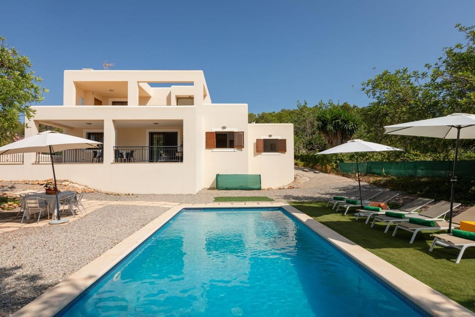 Property building, Patio, Day, Garden, Garden view, Pool view, Swimming pool, sunbed
