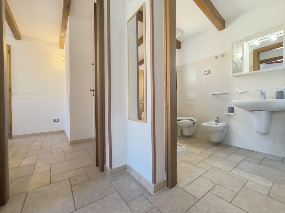 Shower, Toilet, Bathroom, bidet, towels
