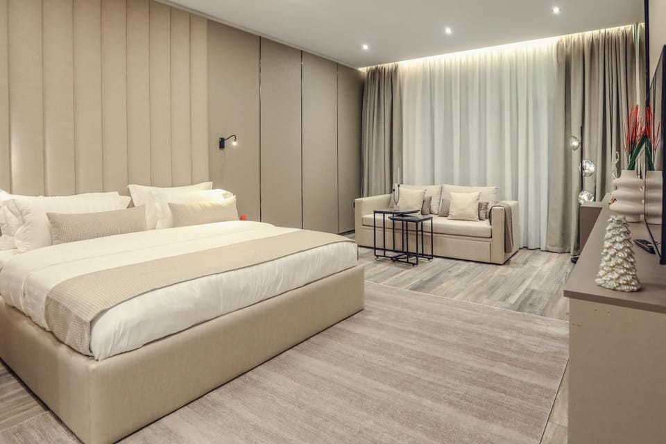 Bed, Photo of the whole room, Seating area, Bedroom