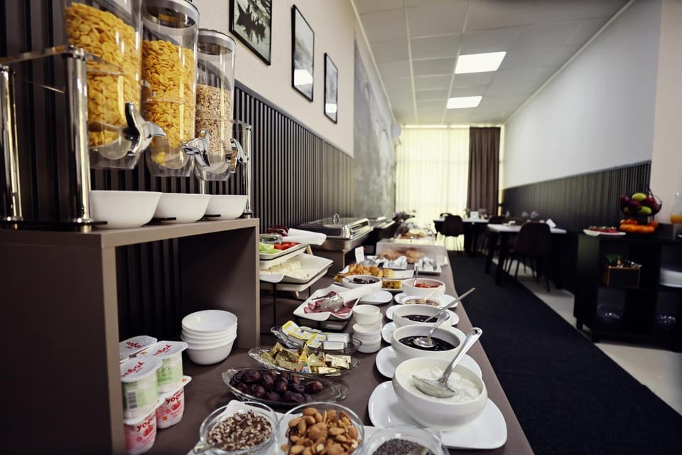 Food and drinks, Food, Breakfast, Continental breakfast, Buffet breakfast