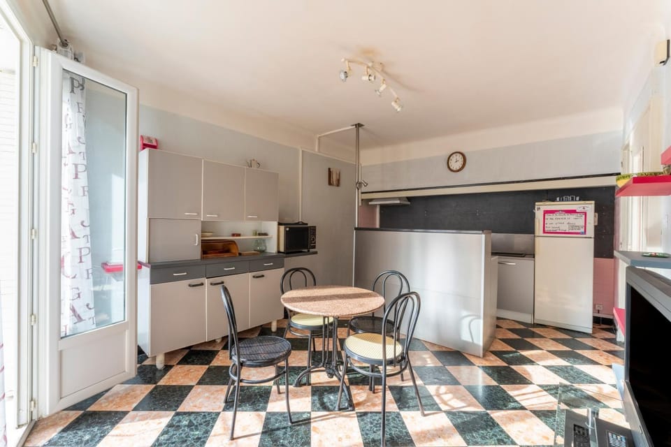 Property building, Kitchen or kitchenette, Living room