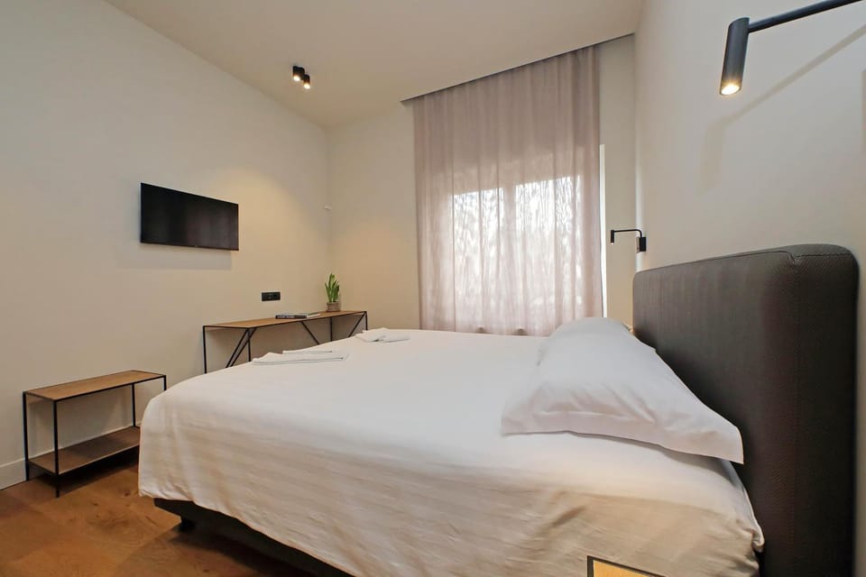 Bed, Photo of the whole room, Bedroom, air conditioner
