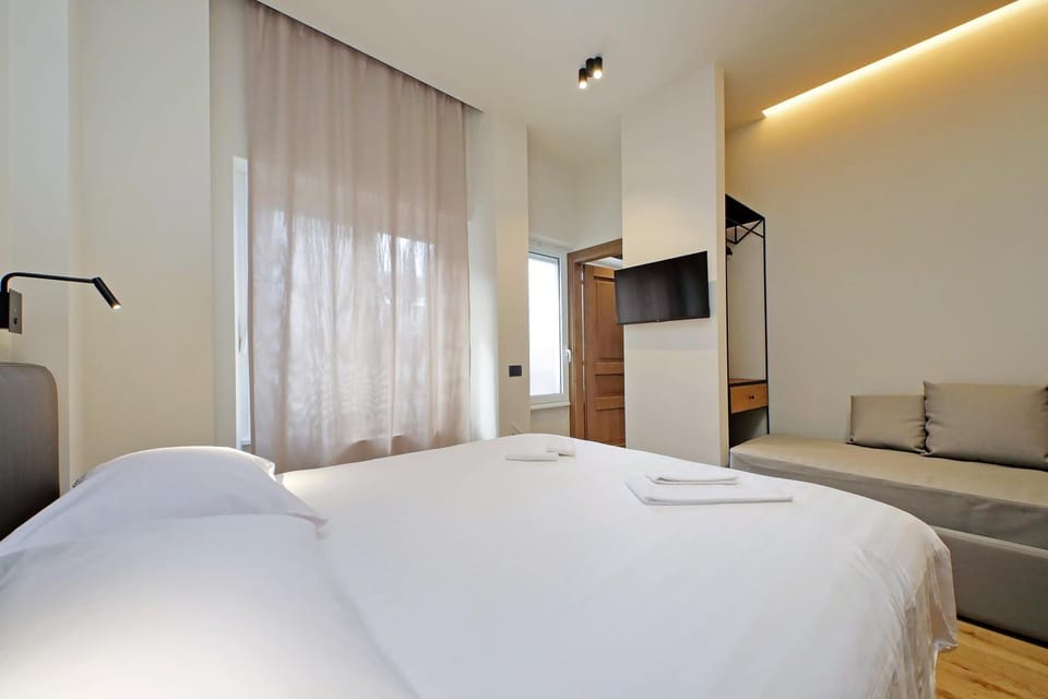 Photo of the whole room, Bedroom, air conditioner
