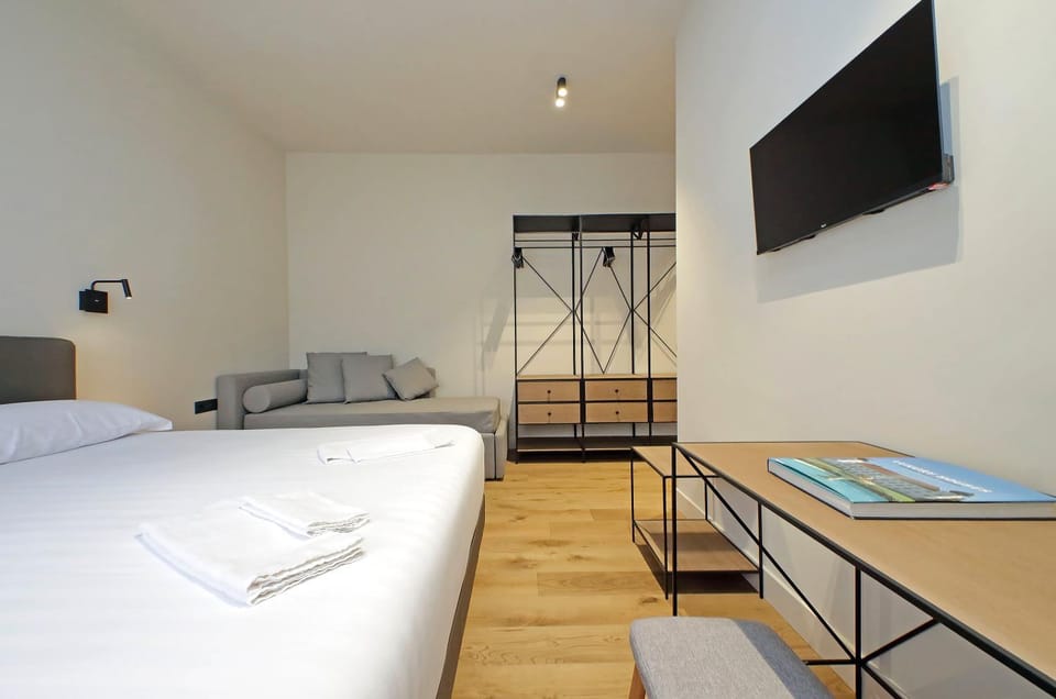 Bed, Photo of the whole room, Bedroom, air conditioner