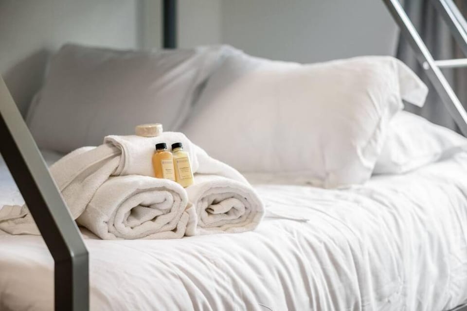 Bed, towels